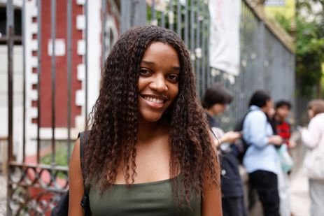 Rio de Janeiro(RJ), 10/11/2024 - Mery Cristina Rosa, sai do local de prova. Primeiros estudantes deixam o local de prova no segundo dia do Exame Nacional do Ensino Médio (Enem) 2024, na universidade UNINASSAU, no Flamengo, zona sul da cidade.  Foto: Tânia Rêgo/Agência Brasil