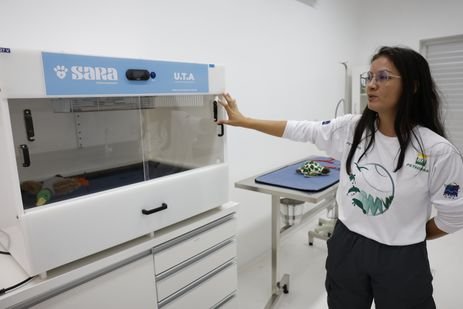 Fernando Frazão/Agência Brasil Belém (PA) 13/12/2024 – A veterinária Stephane Franco mostra equipamentos para regulagem de temperatura corporal de animais no Centro de Reabilitação e Despetrolização de Fauna, mantido pela Petrobras para a exploração na Margem Equatorial, que opera de prontidão para tratamento em casos de acidentes. Foto: Fernando Frazão/Agência Brasil