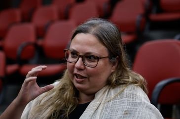 Tânia Rêgo/Agência Brasil Rio de Janeiro (RJ), 05/12/2024 - Rosa Costa Quental, advogada, membro do Coletivo Filhos e Netos por Memória, Verdade e Justiça, formado por familiares de mortos, desaparecidos, torturados e perseguidos políticos, fala sobre sua história, no auditório da UERJ. Foto: Tânia Rêgo/Agência Brasil