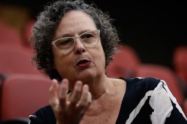 Tânia Rêgo/Agência Brasil Rio de Janeiro (RJ), 05/12/2024 - Ligia Maria Motta Lima Leão de Aquino, professora, membro do Coletivo Filhos e Netos por Memória, Verdade e Justiça, formado por familiares de mortos, desaparecidos, torturados e perseguidos políticos, fala sobre sua história, no auditório da UERJ. Foto: Tânia Rêgo/Agência Brasil