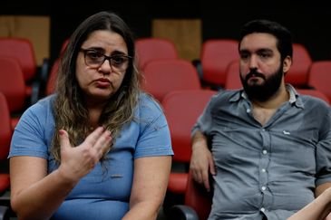 Tânia Rêgo/Agência Brasil Rio de Janeiro (RJ), 05/12/2024 - Kenia Soares Maia e Felipe Lott, membros do Coletivo Filhos e Netos por Memória, Verdade e Justiça, formado por familiares de mortos, desaparecidos, torturados e perseguidos políticos, falam sobre suas histórias, no auditório da UERJ. Foto: Tânia Rêgo/Agência Brasil