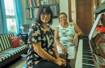 Renata Sica/Arquivo pessoal Brasília (DF) 20/12/2024 - Professora de piano Renata Sica (e), ao lado da aluna Maria José Febraro (d)75 anos, toca partitura de Almerinda Farias, descoberta pela jornalista e pesquisadora, Cibele Tenório.
Foto: Renata Sica/Arquivo pessoal