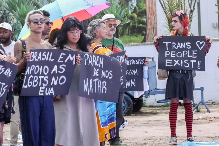 Antonio Cruz/Agência Brasil Brasília (DF) 29/01/2025 – A Rede Trans Brasil, Estruturação - Grupo LGBT+ de Brasília promove ato na fre nte da embaixada amaricana em Solidariedade à População LGBT+ dos EUA
Foto: Antonio Cruz/Agência Brasil