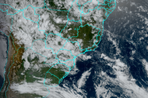Imagem de satélite focada na região Centro-Sul da América do Sul e no Oceano Atlântico. As fronteiras dos países e os limites dos estados brasileiros estão delineados com linhas em tom ciano brilhante. Vastas formações de nuvens brancas e densas cobrem grande parte das regiões interioranas e o oceano, enquanto algumas áreas terrestres, como parte do Sudeste do Brasil e o extremo Sul, permanecem visíveis em tons de verde e castanho sob o céu parcialmente limpo.