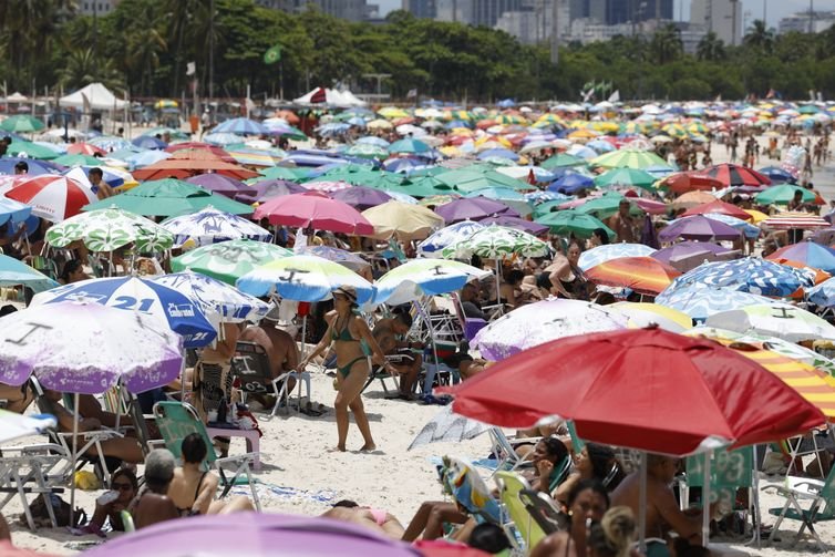 Rio de Janeiro (RJ) 25/01/2025 – Frequentadores se refrescam na Praia do Flamengo durante semana com alerta de calor extremo. Foto: Fernando Frazão/Agência Brasil