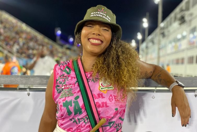 Rio de Janeiro (RJ) 03/03/2025 - Carolina Messias dos Santos, ritmista da Escola de Samba Mangueira. Foto: Carol Santos/Arquivo Pessoal