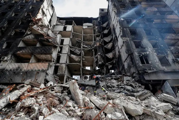 Prédios destruídos em Mariupol, na Ucrânia