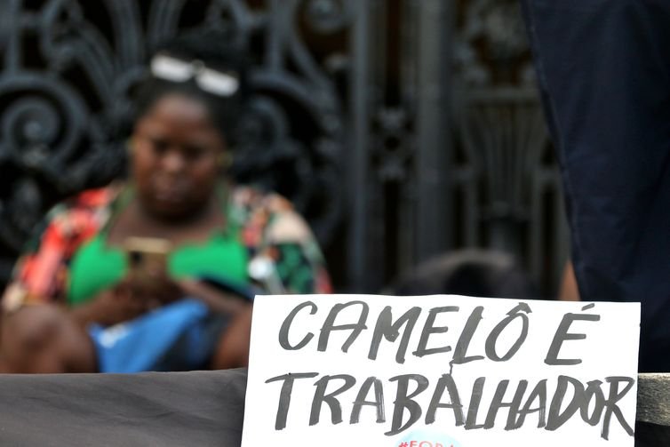 Tânia Rêgo/Agência Brasil Rio de Janeiro (RJ), 27/04/2023 - O Movimento Unidos dos Camelôs (MUCA) e o movimento nacional Trabalhadores Sem Direitos protestam em frente a Câmara Municipal do Rio de Janeiro, na Cinelândia, centro da cidade. Foto: Tânia Rêgo/Agência Brasil