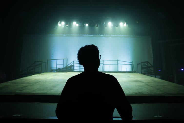 Rio de Janeiro (RJ), 15/05/2025 – O diretor do musical Torto Arado, Elisio Lopes Jr, no Teatro Riachuelo. Foto: Fernando Frazão/Agência Brasil