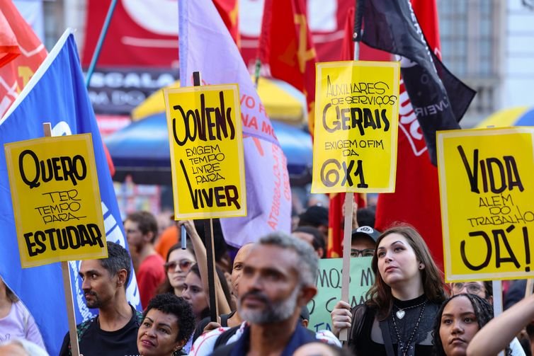 Rio de Janeiro (RJ), 01/05/2025 – Ato do Dia do Trabalhador pede o fim da escala 6x1 e melhores condições de trabalho e renda, na Cinelândia, no centro da capital fluminense. Foto: Tomaz Silva/Agência Brasil