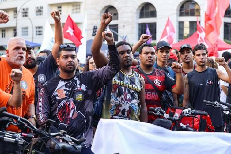 Rio de Janeiro (RJ), 01/05/2025 – Ato do Dia do Trabalhador pede o fim da escala 6x1 e melhores condições de trabalho e renda, na Cinelândia, no centro da capital fluminense. Foto: Tomaz Silva/Agência Brasil