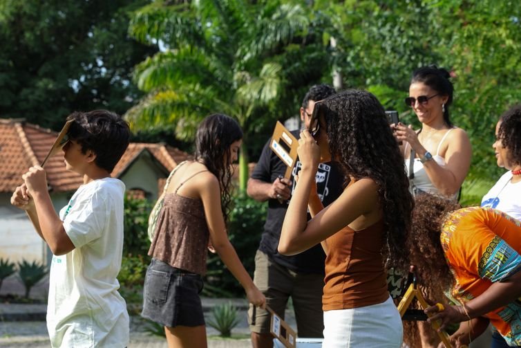 Rio de Janeiro (RJ), 10/05/2025 – O Museu de Astronomia e Ciências Afins (MAST), em São Cristóvão, realiza atividade de observação solar para o público conhecer as motivações e os desdobramentos da visita de Albert Einstein ao Brasil em maio de 1925. Foto: Tomaz Silva/Agência Brasil