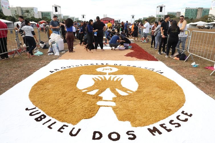 Brasília - 19/06/2025 - Arquidiocese de Brasília celebra o dia de Corpus Christi.  Montagem do tapete no gramado central da Esplanada dos Ministérios. Foto Antônio Cruz/ Agência Brasil.