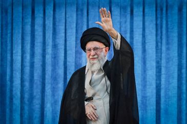 Reuters/Office of the Iranian Supreme Leader/Proibida reprodução FILE PHOTO: Iran's Supreme Leader Ayatollah Ali Khamenei waves during the 36th anniversary of the death of the leader of Iran's 1979 Islamic Revolution, Ayatollah Ruhollah Khomeini, at Khomeini's shrine in southern Tehran, Iran June 4, 2025. Reuters/Office of the Iranian Supreme Leader/Proibida reprodução