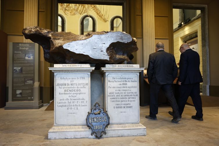 Fernando Frazão/Agência Brasil Rio de Janeiro (RJ), 30/06/2025 – O meteorito do Bengedó está na exposição temporária “Entre Gigantes: uma experiência no Museu Nacional”, que abre ao público o palácio pela primeira vez após o incêndio de 2018. Foto: Fernando Frazão/Agência Brasil