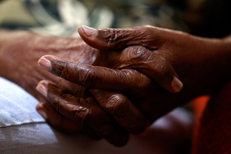 Tânia Rêgo/Agência Brasil Rio de Janeiro (RJ), 25/06/2025 - Anazir Maria de Oliveira, conhecida como Dona Zica, 92 anos, uma das fundadoras do Sidicato dos Trabalhadores Domésticos do Rio de Janeiro, da Central Única dos Trabalhadores(CUT) e do Partido dos Trabalhadores(PT), em sua casa. Foto: Tânia Rêgo/Agência Brasil