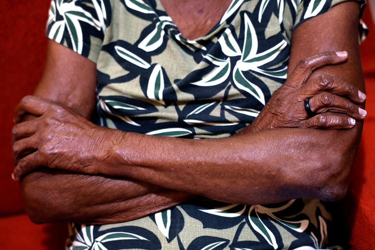 Tânia Rêgo/Agência Brasil Rio de Janeiro (RJ), 25/06/2025 - Anazir Maria de Oliveira, conhecida como Dona Zica, 92 anos, uma das fundadoras do Sidicato dos Trabalhadores Domésticos do Rio de Janeiro, da Central Única dos Trabalhadores(CUT) e do Partido dos Trabalhadores(PT), em sua casa. Foto: Tânia Rêgo/Agência Brasil