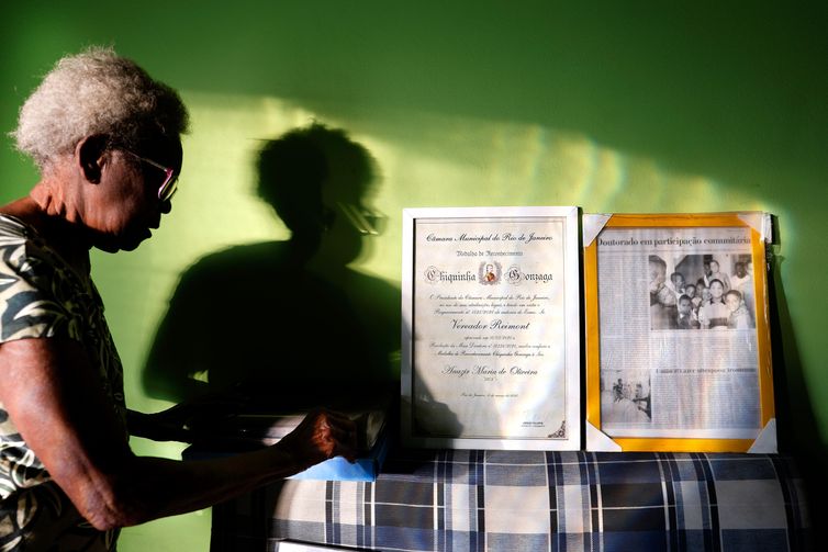 Tânia Rêgo/Agência Brasil Rio de Janeiro (RJ), 25/06/2025 - Anazir Maria de Oliveira, conhecida como Dona Zica, 92 anos, uma das fundadoras do Sidicato dos Trabalhadores Domésticos do Rio de Janeiro, da Central Única dos Trabalhadores(CUT) e do Partido dos Trabalhadores(PT), em sua casa. Na foto, emoldurada a Medalha de Reconheimento Chiquinha Gonzaga concedida a ela pela Câmara Municipal do Rio de Janeiro. Foto: Tânia Rêgo/Agência Brasil