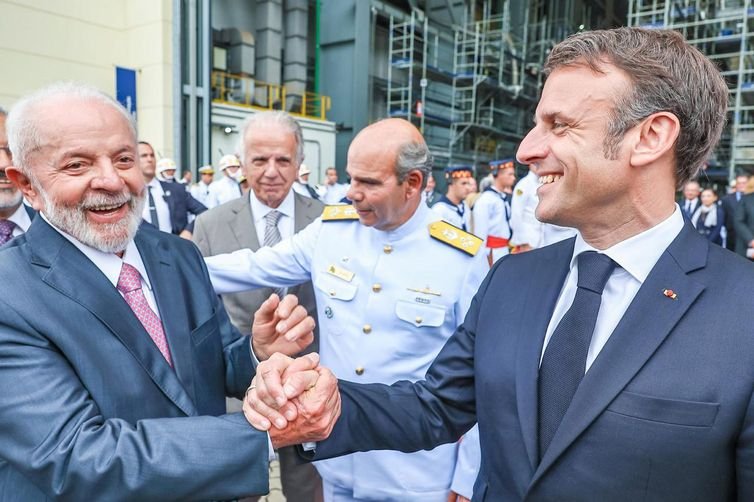 Ricardo Stuckert/PR Itaguaí (RJ), 27.03.2024 - Presidente da República, Luiz Inácio Lula da Silva, na cerimônia de lançamento ao mar do submarino Tonelero, com a participação do Presidente da República Francesa, Emmanuel Macron e da primeira-dama Janja Lula da Silva, que batizou a embarcação, na Base de Submarinos da Ilha da Madeira, em Itaguaí (RJ). Foto: Ricardo Stuckert/PR