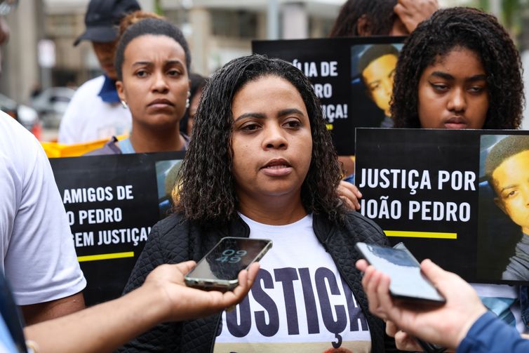 Tomaz Silva/Agência Brasil Rio de Janeiro (RJ), 11/07/2024 – Rafaela Matos, mãe de João Pedro, de 14 anos, morto durante uma operação policial no Complexo do Salgueiro, em São Gonçalo, em 2020, fala durante manifestação em frente ao Tribunal de Justiça do Rio de Janeiro. Foto: Tomaz Silva/Agência Brasil