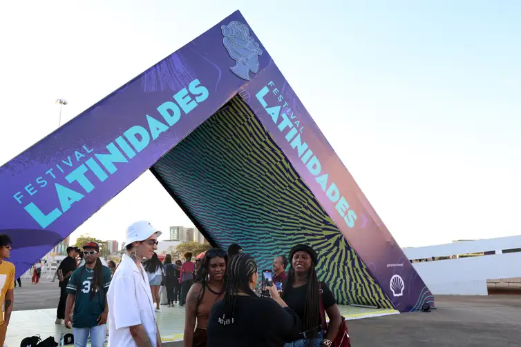 Brasília (DF) 24/07/2025 - Pessoas em frente a entrada do 18º Festival Latinidades 2025, no Museu Nacional. Foto: Valter Campanato/Agência Brasil