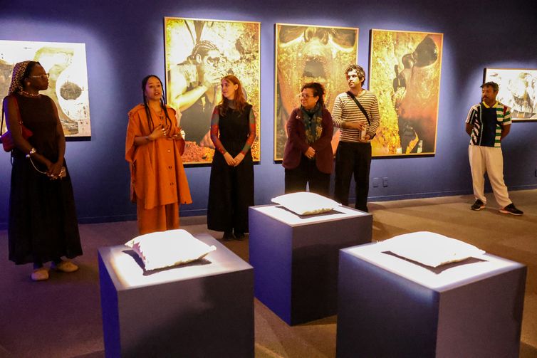 Brasília (DF), 23/07/2025 -A curadora da exposição mirasawá alumbramento, Natalia Grilo (2e), no 18º Festival Latinidades celebra protagonismo das mulheres negras até 31 de julho
Foto: José Cruz/Agência Brasil