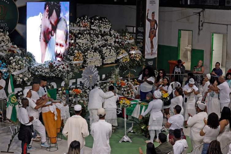 Tânia Rêgo/Agência Brasil Rio de Janeiro (RJ), 09/08/2025 - Familiares e pessoas participam do velório do sambista Arlindo Cruz, na quadra da escola de Samba Império Serrano. Foto: Tânia Rêgo/Agência Brasil