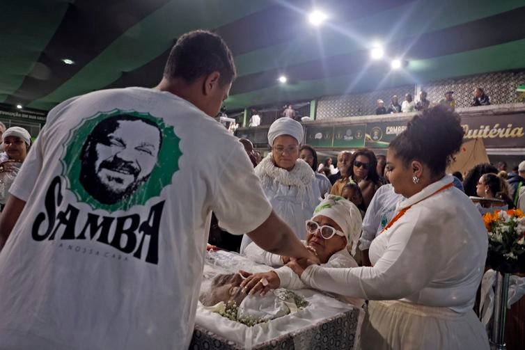 Tânia Rêgo/Agência Brasil Rio de Janeiro (RJ), 09/08/2025 - Familiares e pessoas participam do velório do sambista Arlindo Cruz, na quadra da escola de Samba Império Serrano. Foto: Tânia Rêgo/Agência Brasil