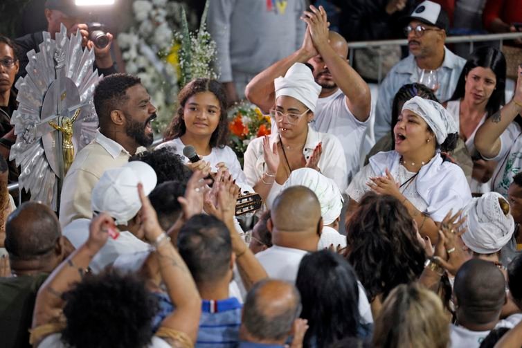 Tânia Rêgo/Agência Brasil Rio de Janeiro (RJ), 09/08/2025 - Familiares e pessoas participam do velório do sambista Arlindo Cruz, na quadra da escola de Samba Império Serrano. Foto: Tânia Rêgo/Agência Brasil