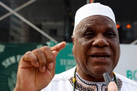 Rio de Janeiro (RJ), 30/08/2025 - Babalawô Ivanir dos Santos, conselheiro do Centro de Articulação de Populações Marginalizadas. O Instituto de Estudos da Religião (ISER), em parceria com diversas comunidades e organizações da sociedade civil promove , na Candelária, região central da cidade, o evento Vigílias pela Terra,  com a finalidade de promover articulação, a partir de grupos religiosos diversos para fortalecer ações no enfrentamento à crise climática.  Foto: Tânia Rêgo/Agência Brasil