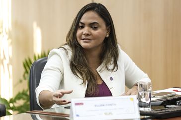 Marcelo Camargo/Agência Brasil Brasília (DF), 07/08/2025 - A coordenadora-geral do Ligue 180, Ellen Costa, apresenta o novo painel do Ligue 180. Foto: Marcelo Camargo/Agência Brasil