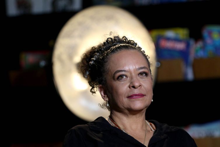 Tânia Rêgo/Agência Brasil Rio de Janeiro (RJ), 05/10/2023 - A escritora Ana Maria Gonçalves durante gravação do programa Trilha de Letras, da TV Brasil, na biblioteca da Maison de France, centro da cidade. Foto:Tânia Rêgo/Agência Brasil