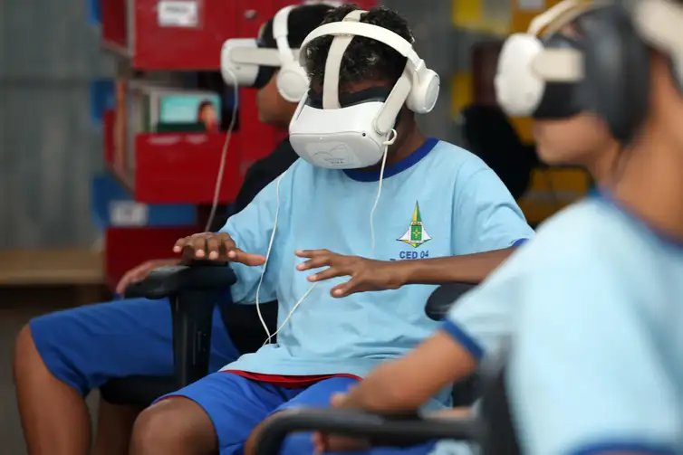 Valter Campanato/Agência Brasil Brasília (DF), 05/09/2025 - Alunos do CED 04 de Taguatinga usam óculos de realidade virtual durante ação de ativação de marketing de Agência Brasil pelo Dia da Amazônia. Foto: Valter Campanato/Agência Brasil
