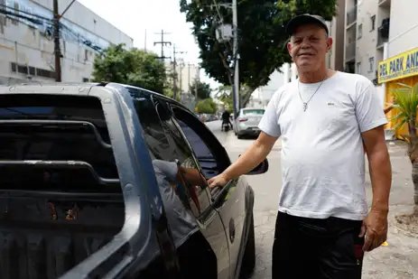 Fernando Frazão/Agência Brasil Rio de Janeiro (RJ), 27/09/2025 – O comerciante José Henrique Nunes celebra o Dia de Cosme e Damião, santos católicos também adorados nas religiões de matriz africana, nas ruas do bairro do Andaraí, Zona Norte da cidade. Foto: Fernando Frazão/Agência Brasil