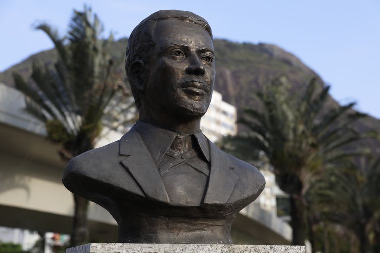 Rio de Janeiro (RJ) 17/10/2024 – Engenheiro André Rebouças é inscrito no Livro dos Heróis e Heroínas da Pátria. Busto na Praça José Mariano Filho, na Lagoa, esculpido por Edgar Duvivier. Foto: Fernando Frazão/Agência Brasil
