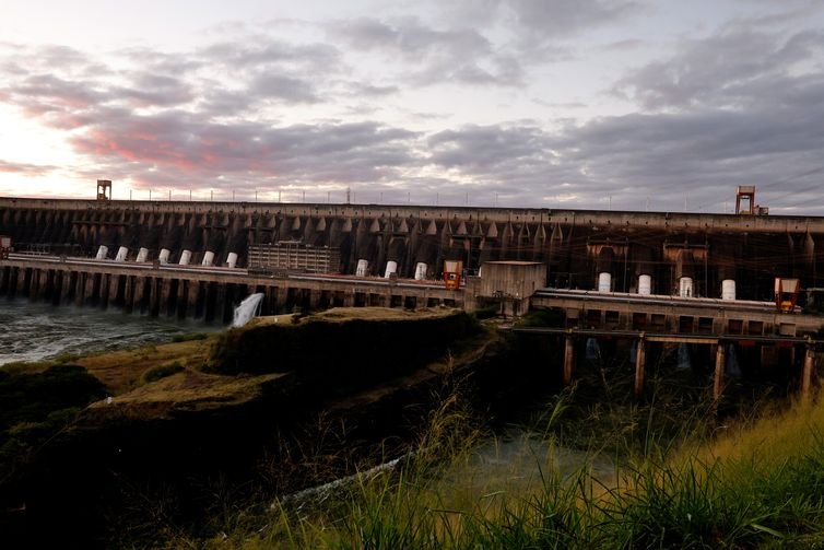 Tânia Rêgo/Agência Brasil Foz do Iguaçu (PR), 17/07/2025 - Vista externa com comportas da usina Itaipu Binacional. Foto: Tânia Rêgo/Agência Brasil