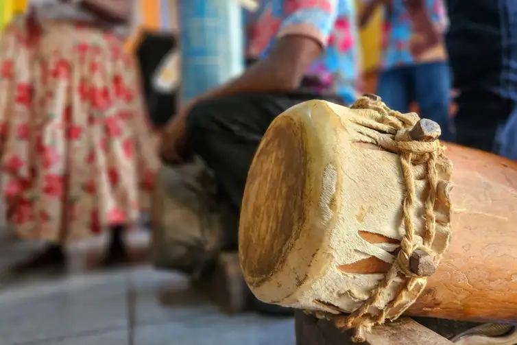 Sebrae/Divulgação São Luís (MA), 26/09/2025 - Território Liberdade Quilombola. O local é o maior quilombo urbano das Américas, certificado pela Fundação Cultural Palmares em 2019, com território que engloba os bairros Liberdade, Camboa, Fé em Deus e Diamante. Na região, o grupo conheceu a casa de reggae Produtora Novo Quilombo, a casa de tambor de crioula e de bumba meu boi do mestre Leonardo e a sede do Boi da Floresta. Foto: Sebrae/Divulgação