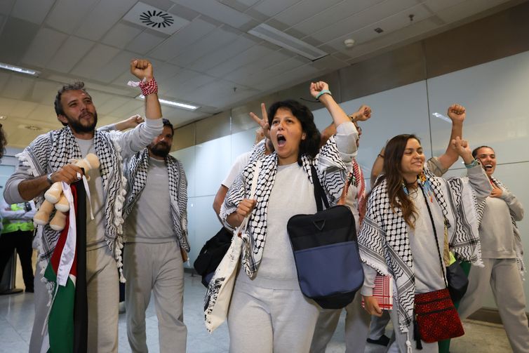 São Paulo (SP), 09/10/2025 - Chegada dos integrantes da delegação brasileira da Flotilha Global Sumud ao aeroporto internacional de Guarulhos. Foto: Rovena Rosa/Agência Brasil