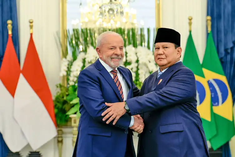 Ricardo Stuckert/PR Jacarta, 23/10/2025 - Presidente da República, Luiz Inácio Lula da Silva, acompanhado do presidente de Jacarta, Prabowo Subianto, durante foto oficial no Palácio Merdeka. Foto: Ricardo Stuckert/PR