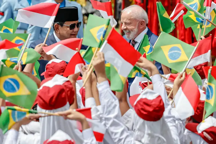 Ricardo Stuckert/PR Jacarta, 23/10/2025 - Presidente da República, Luiz Inácio Lula da Silva, acompanhado do presidente de Jacarta, Prabowo Subianto, durante chegada no Palácio Merdeka. Foto: Ricardo Stuckert/PR