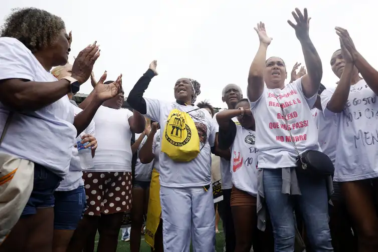 Tânia Rêgo/Agência Brasil Rio de Janeiro (RJ), 31/10/2025 - Moradores, familiares e representantes da sociedade civil se reúnem na comunidade da Vila Cruzeiro para manifestação de repúdio à Operação Contenção que deixou 121 mortos. Foto: Tânia Rêgo/Agência Brasil