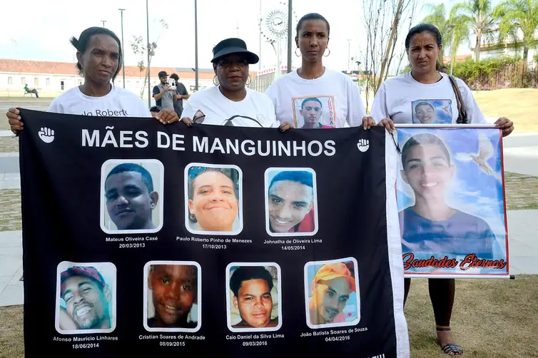 Fernando Frazão/Agência Brasil/Arquivo Rio de Janeiro - Mães e familiares de jovens negros mortos por policiais protestam contra a violência com ativistas da Anistia Internacional em frente à Igreja da Candelária (Fernando Frazão/Agência Brasil)