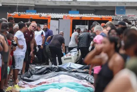 Tomaz Silva/Agência Brasil Rio de Janeiro (RJ), 29/10/2025 - Dezenas de corpos são trazidos por moradores para a Praça São Lucas, na Penha, zona norte do Rio de Janeiro. Operação Contenção.
Foto: Tomaz Silva /Agência Brasil