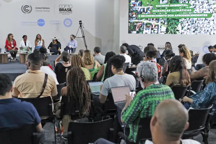 Bruno Peres/Agência Brasil Belém (PA), 13/11/2025 - Vice-presidente da Colômbia, Francia Márquez, a ministra da Igualdade Racial, Anielle Franco, e a ministra dos Povos Indígenas, Sônia Guajajara, participam do painel Racismo Ambielntal e Mudanças Climáticas, na Zona Azul da COP30. Foto: Bruno Peres/Agência Brasil