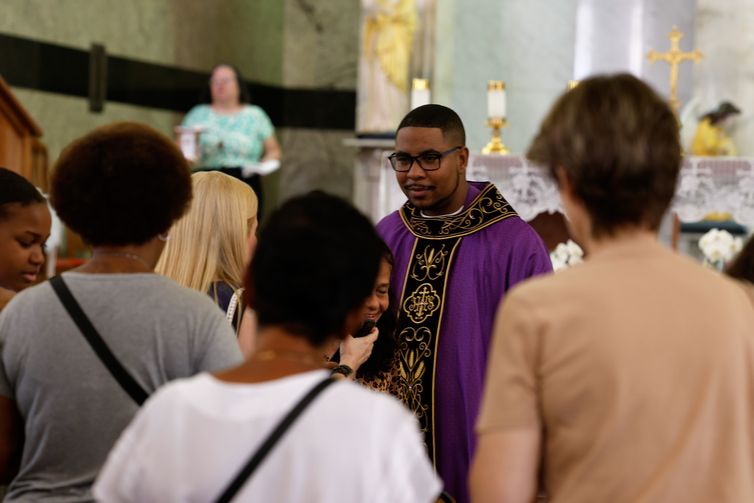 Tânia Rêgo/Agência Brasil Rio de Janeiro (RJ), 02/11/2025 - O padre Marcos Vinícius Aleixo celebra missa em seu ultimo dia na Paróquia Bom Jesus da Penha. Secretaria municipal de Assistência Social faz plantão de atendimento às famílias do Alemão e Vila Cruzeiro na Paróquia Bom Jesus da Penha, na Penha, zona norte da cidade. Foto: Tânia Rêgo/Agência Brasil