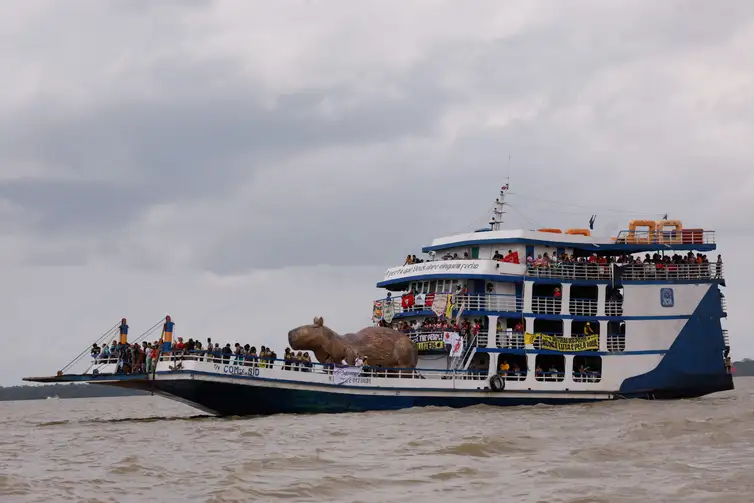 Belém (PA), 12/11/2025 - Barqueata da Cúpula dos Povos, liderada pela 