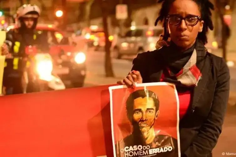 Borboleta Filmes/Divulgação Rio de Janeiro (RJ), 26/12/2025 - Cineastas negras movimentam o audiovisual brasileiro. A cineasta Camila de Moraes segura cartaz de seu filme ‘’o caso do homem errado’’ em manifestação contra violência policial contra negros, em Porto Alegre 2017. Foto: Borboleta Filmes/Divulgação
