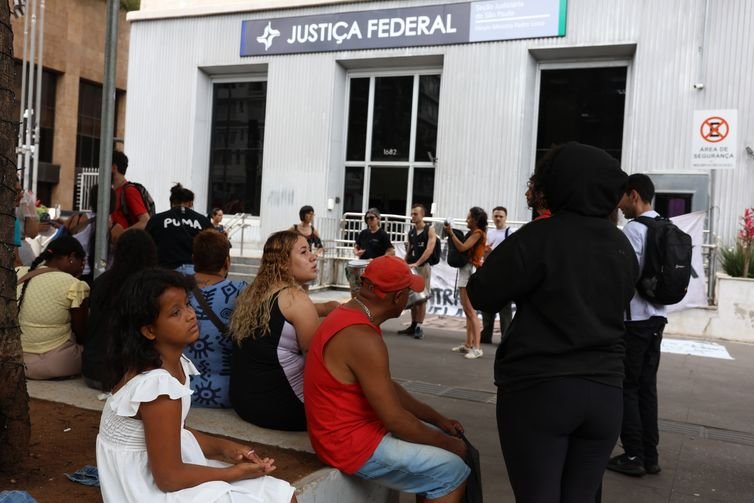 Rovena Rosa/Agência Brasil São Paulo (SP), 16/12/2025 - Ato em defesa da Favela do Moinho, com o tema Moinho exige respeito, em frente ao Fórum da Justiça Federal na avenida Paulista. Foto: Rovena Rosa/Agência Brasil
