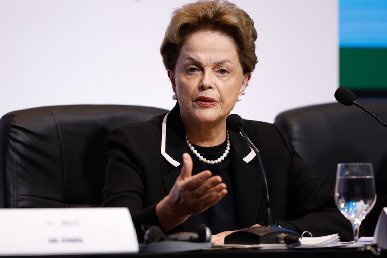 Fernando Frazão/Agência Brasil Rio de Janeiro (RJ), 05/07/2025 – A presidenta do Novo Banco de Desenvolvimento (NDB), formado por membros do Brics, Dilma Rousseff, faz pronunciamento à imprensa com a diretoria durante o 10° Encontro Anual, em Copacabana. Foto: Fernando Frazão/Agência Brasil