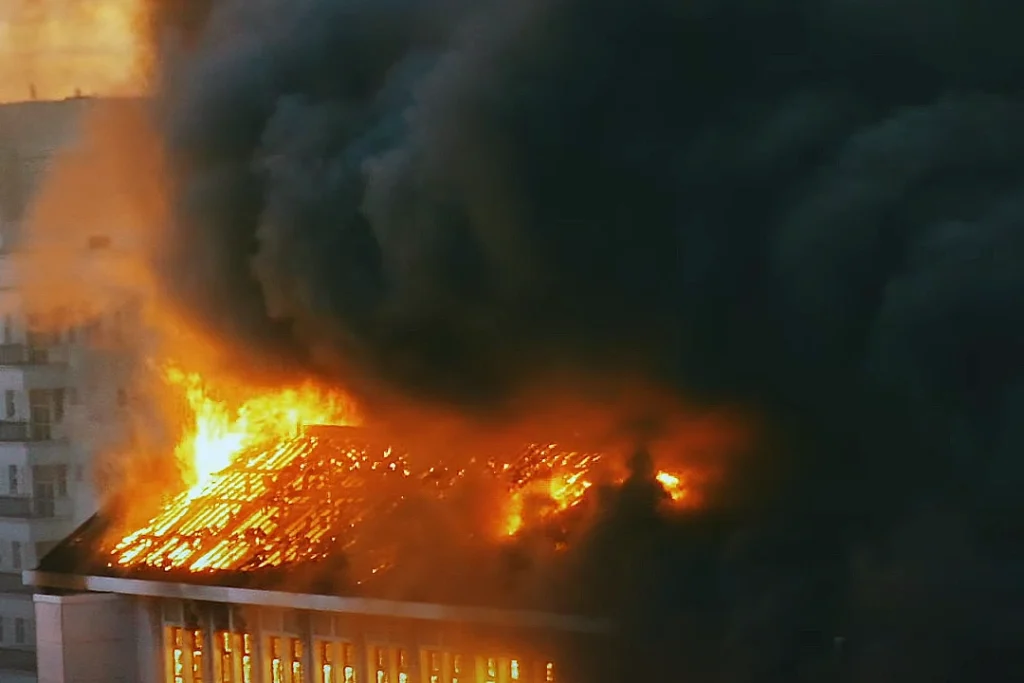 Prédio do Colégio Marista no RS em chamas